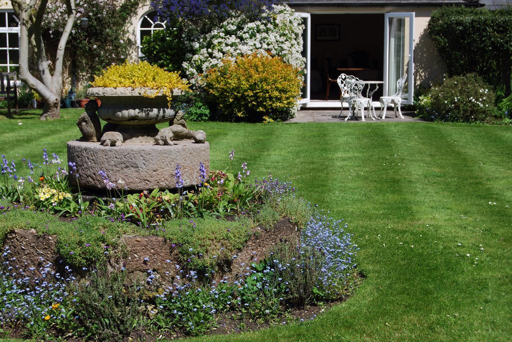 Little Manor Bed and Breakfast Cheltenham Exteriör bild